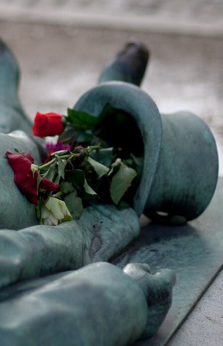 Сексуальная достопримечательность: надгробие, притягивающее женщин