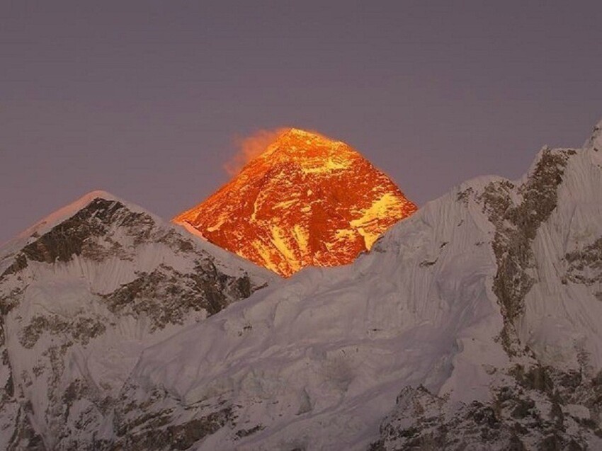20. Гора Эверест на закате.