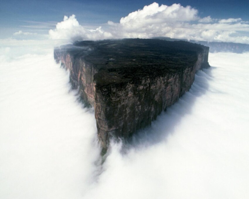 17. Гора Рорайма, расположенная на стыке Бразилли, венесуэллы и Гайаны.