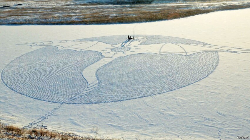 Удивительный дракон, вытоптанный на снегу в Якутии, специально для фильма «Он...