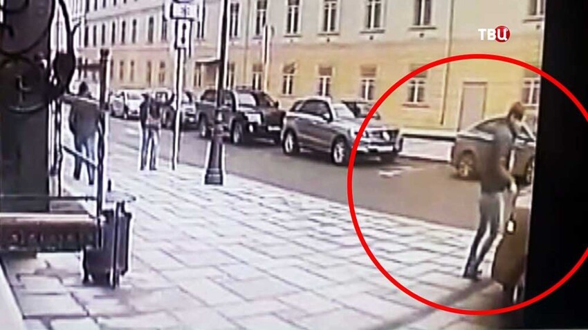 Неизвестный сбил инспектора ДПС в центре Москвы 
