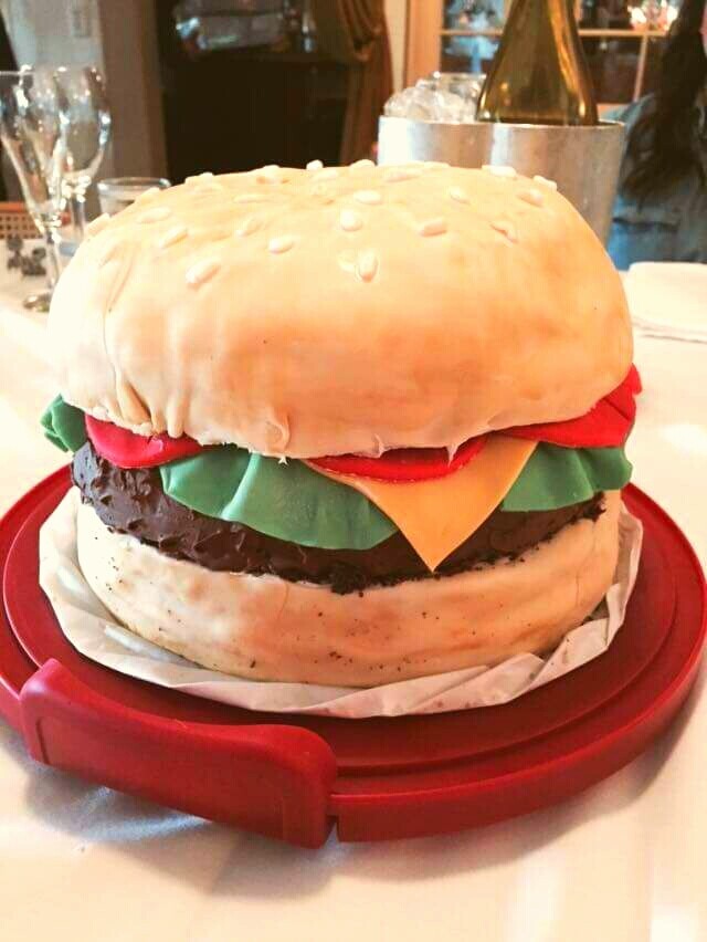 Торт в виде гамбургера 
