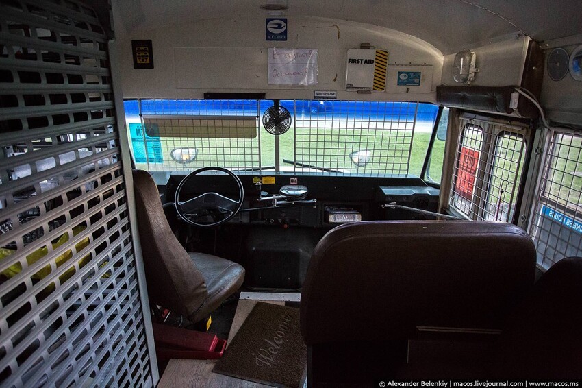 Бизнес внутри старого школьного автобуса