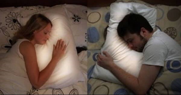 20. Подушки для отношений на расстоянии, которые светятся, когда хотя бы один из вас спит на одной из них