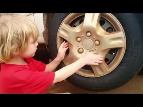 5-летний ребёнок меняет подшипник ступицы колеса 