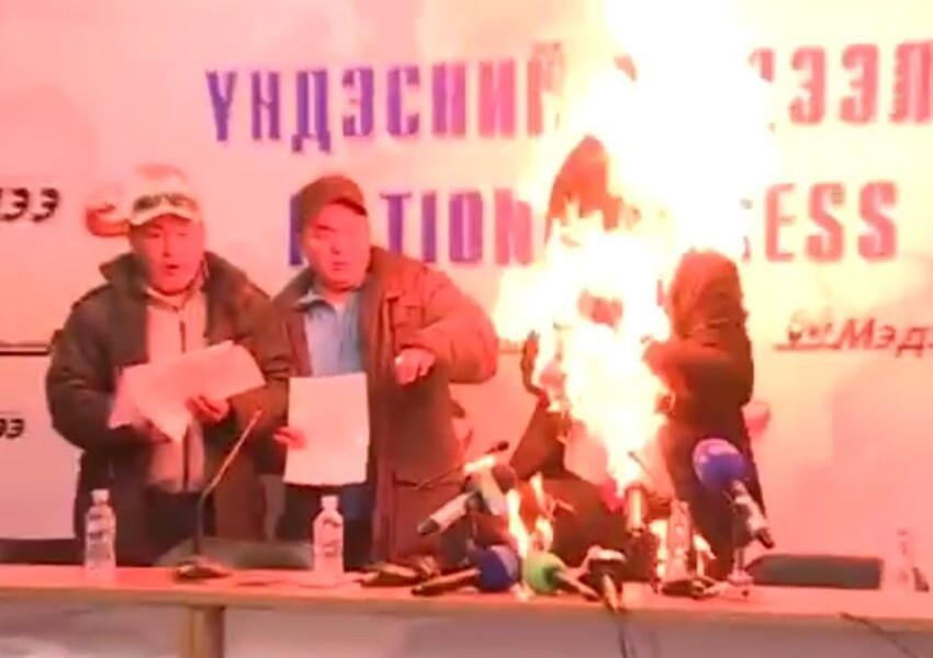 В Монголии глава профсоюза устроил самосожжение перед телекамерами