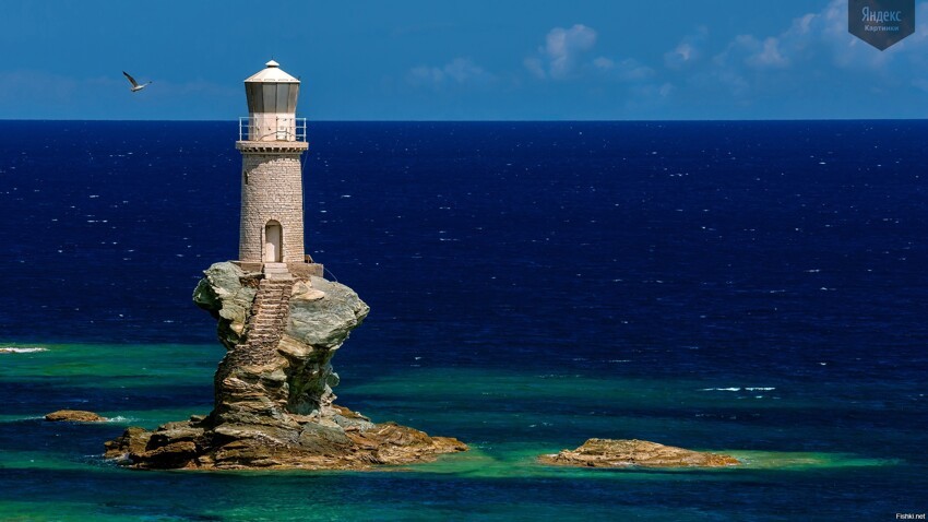 Маленький маяк Турлитис возведён на скале близ греческого острова Андрос