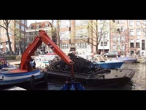 Что находится на дне канала в Амстердаме 