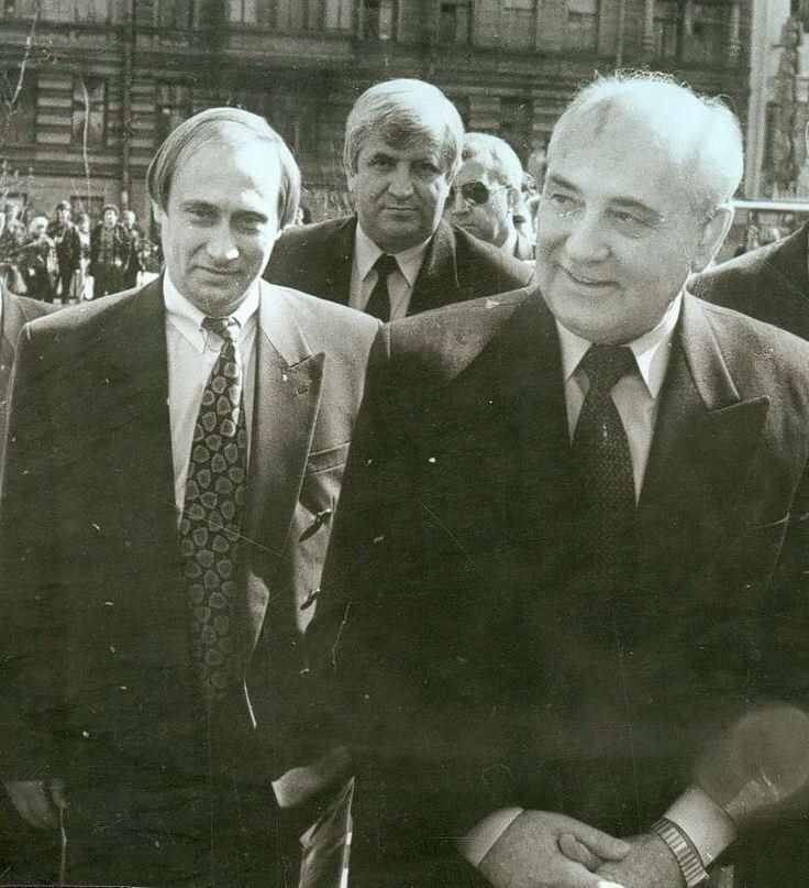 Владимир Путин и Михаил Горбачев во время визита в Санкт-Петербург, апрель 1994 год
