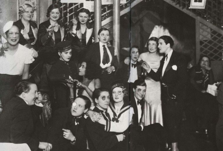 Гости и служащие в клубе для лecбиянoк «Монокль». Париж, 1932 год