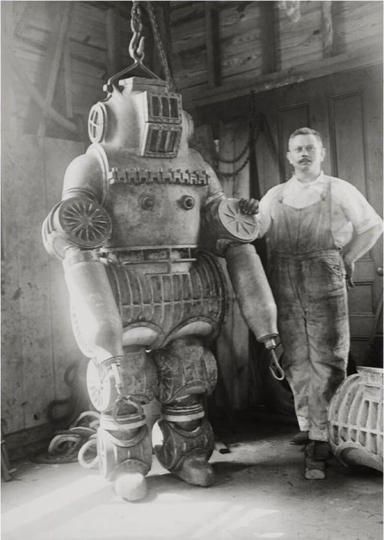 Честер Макдаффи и его запатентованный, 250-килограммовый костюм для ныряния, 1911 год