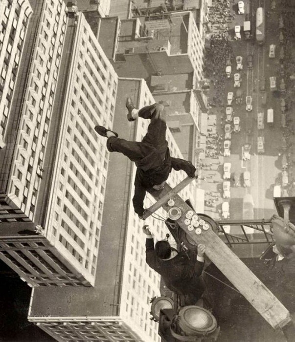 Строитель Harold Lloyd делает стойку на руках на краю небоскреба. 1930 год. 