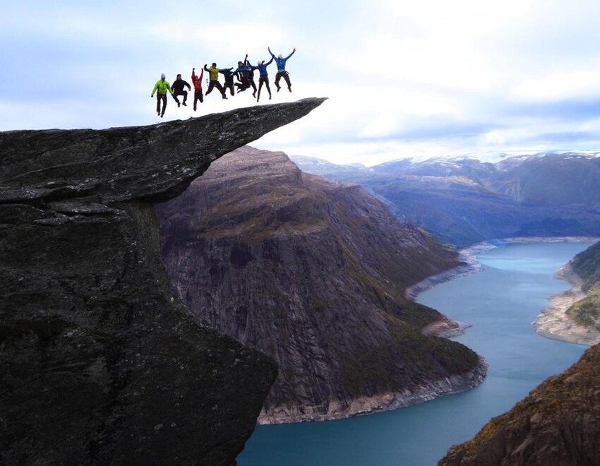 Групповой прыжок на Языке Тролля в Норвегии.