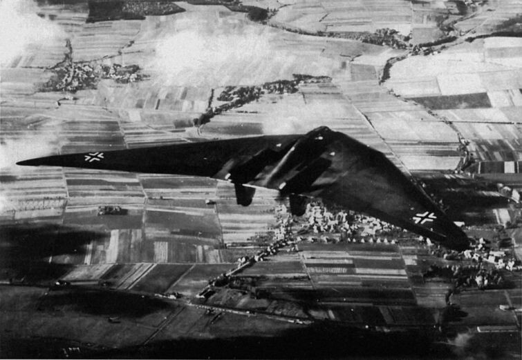 Экспериментальный реактивный самолет Horten Ho 229 летит над Гётттингеном, Германия, 1945 год