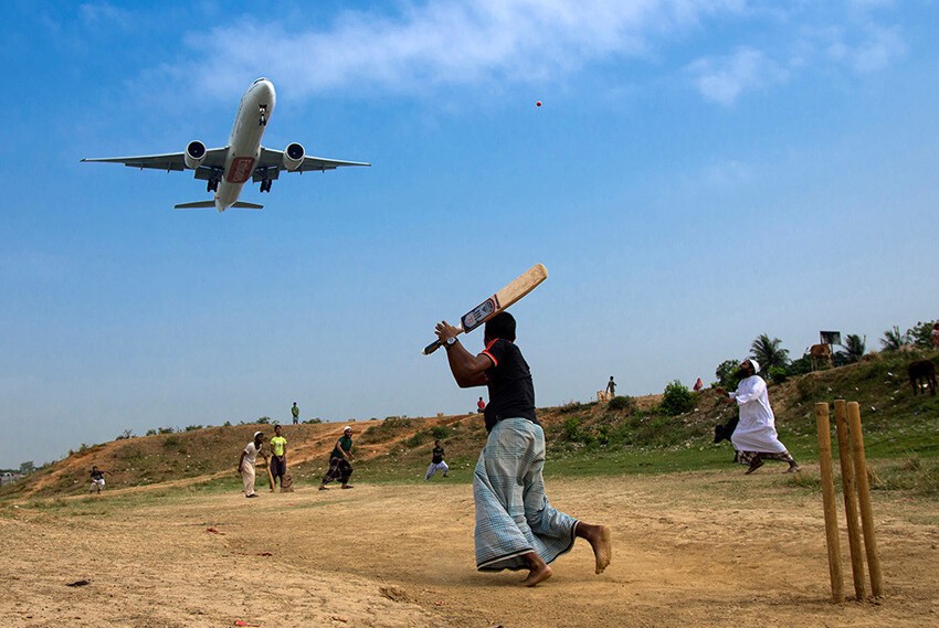 Крикет на взлетной полосе. Дакка, Бангладеш, 2013
