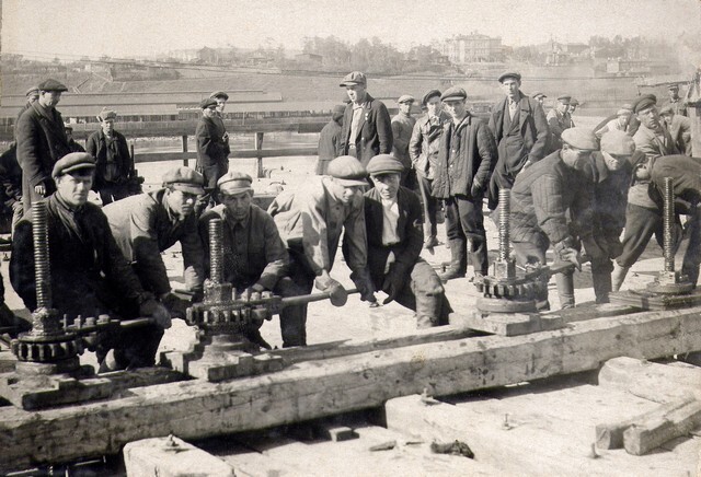 Рабочие опускают кессон на цепях. Сентябрь 1933 г.
