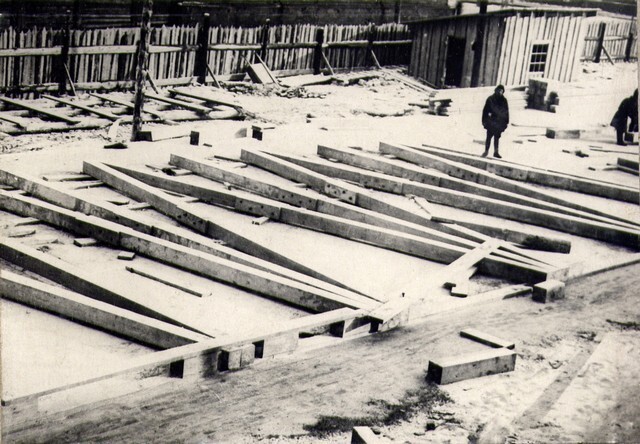 Заготовка элементов подмостей на строй-дворе. Январь 1935г.