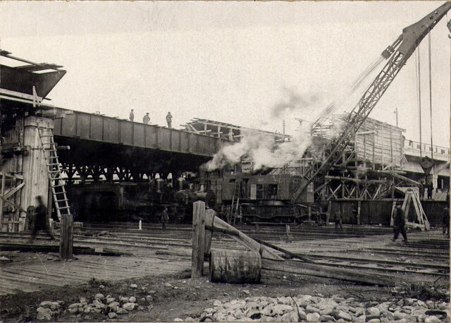 Работы по монтажу металлических пролетных строений на путепроводе. Октябрь 1936г.
