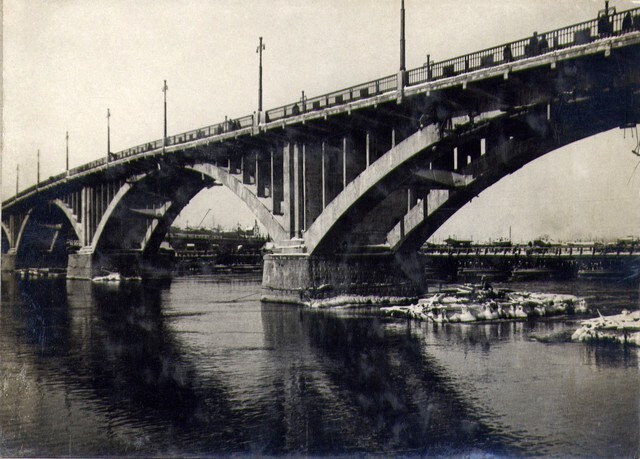 Вид с правого берега на арочную часть моста. Ноябрь 1936г.