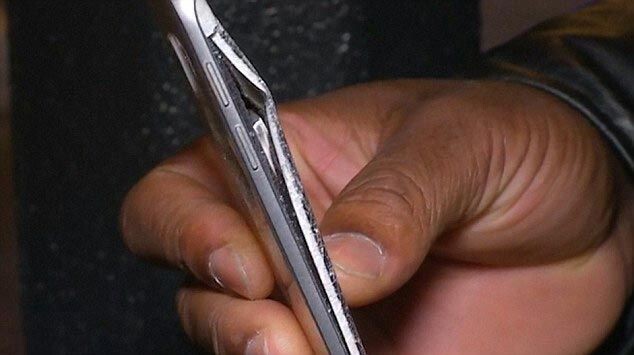 Парень выжил благодаря смартфону во время взрывов в Париже