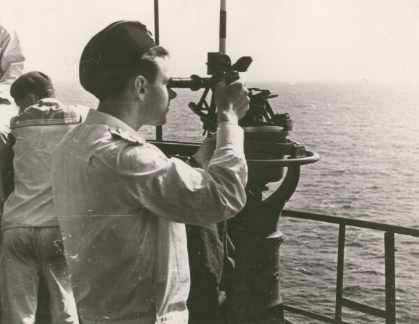 На фото: 1961 год Будущий адмирал Игорь Касатонов осваивает азы морской профессии.