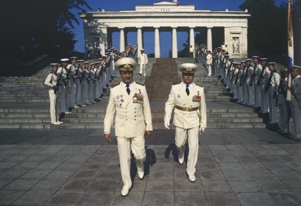 На фото: 1992 год. Игорь Касатонов, командующий Краснознаменным Черноморским флотом, в день ВМФ принимает парад в родном Севастополе 