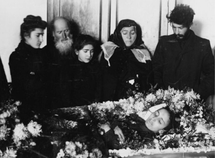 Сталин на похоронах своей первой жены Като Сванидзе, 1907 г