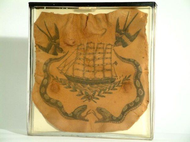 Фрагмент кожи американского моряка с традиционной татуировкой, 1800-е