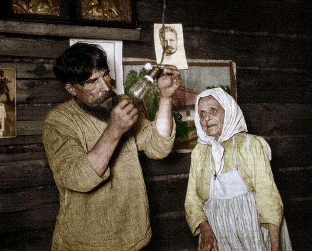 Русские крестьяне получают электроэнергию впервые в 1920 г. 