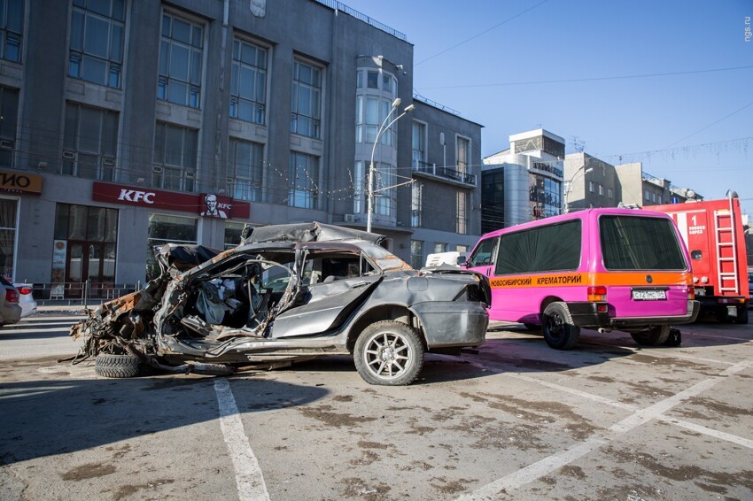 Искореженные в страшных ДТП машины выстроились в центре Новосибирска