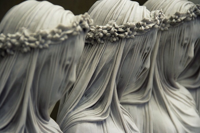 Элементы этой каменной скульптуры похожи на ткань. Удивительная работа Рафаэля Монти под названием «Мраморная вуаль».