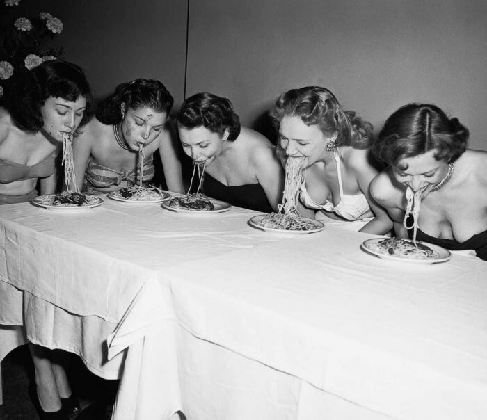 Соревнования по поеданию спагетти без рук среди девушек-участниц бродвейских шоу. 1948 год.