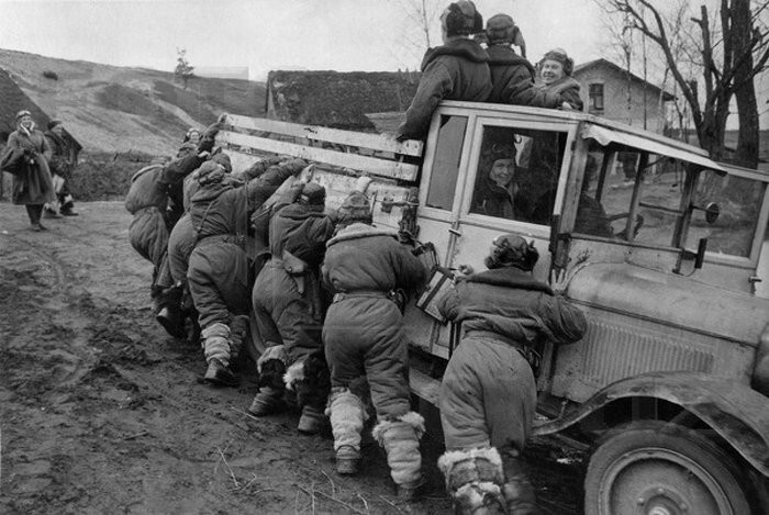 Летчицы по дороге на аэродром. 1944 год.