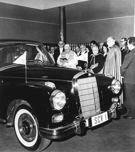 Папа Иоанн XXIII благословляет свою машину Mercedes-Benz 300. 1960 год.