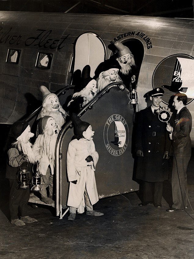 Гномы отправляются в рекламный тур мультфильма "Белоснежка". 1937 год.