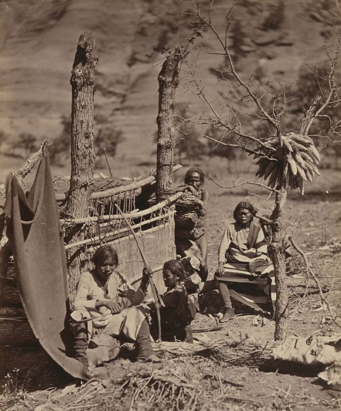 Семья индейцев Навахо. Нью-Мексико (ныне США), 1873 год.