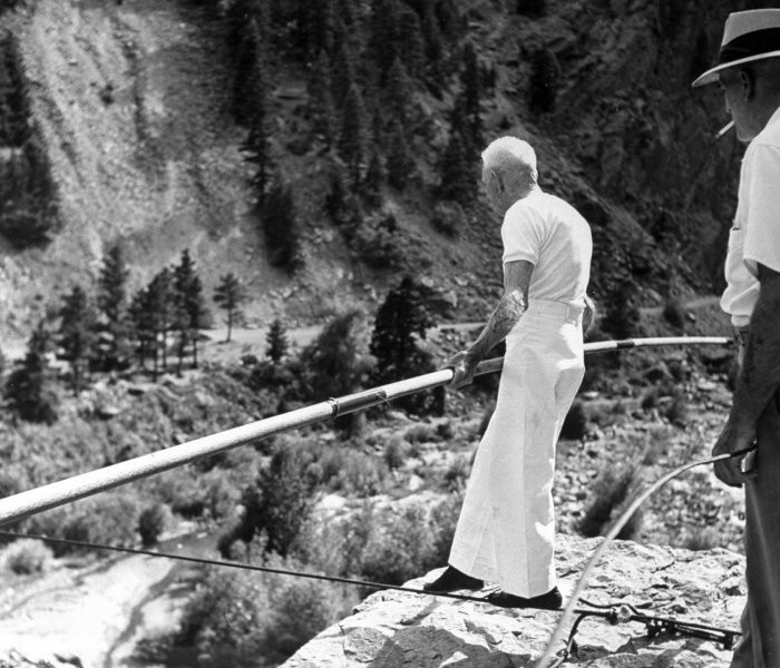Акробат Айви Болдуин переходит по канату через каньон Южный Боулдер Крик на свой 82-ой день рождения. 31 июля 1948 года, США.