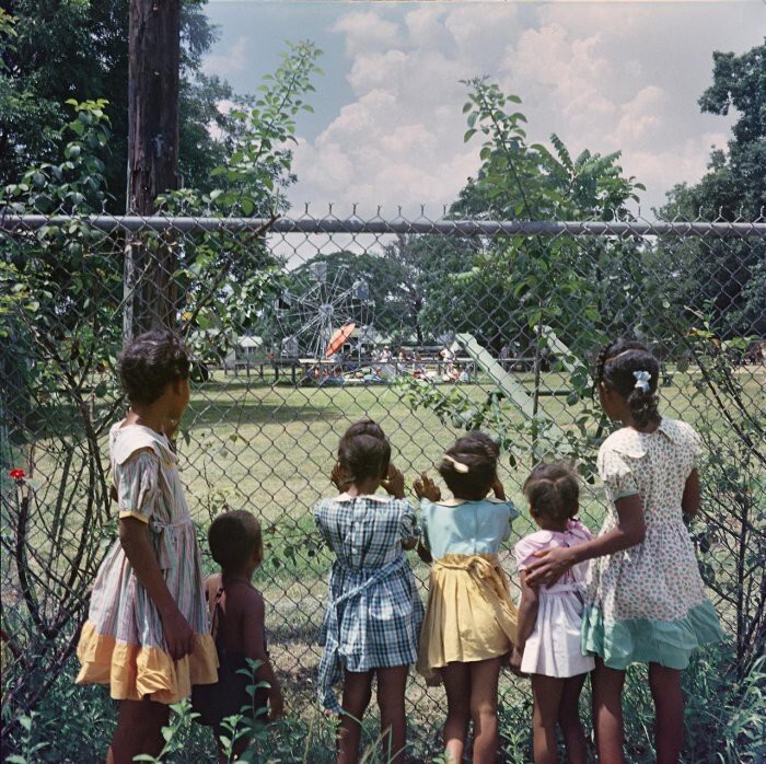 Чернокожие дети наблюдают за играми своих белых ровесников, к которым не имеют права присоединиться. США, 1956 год.