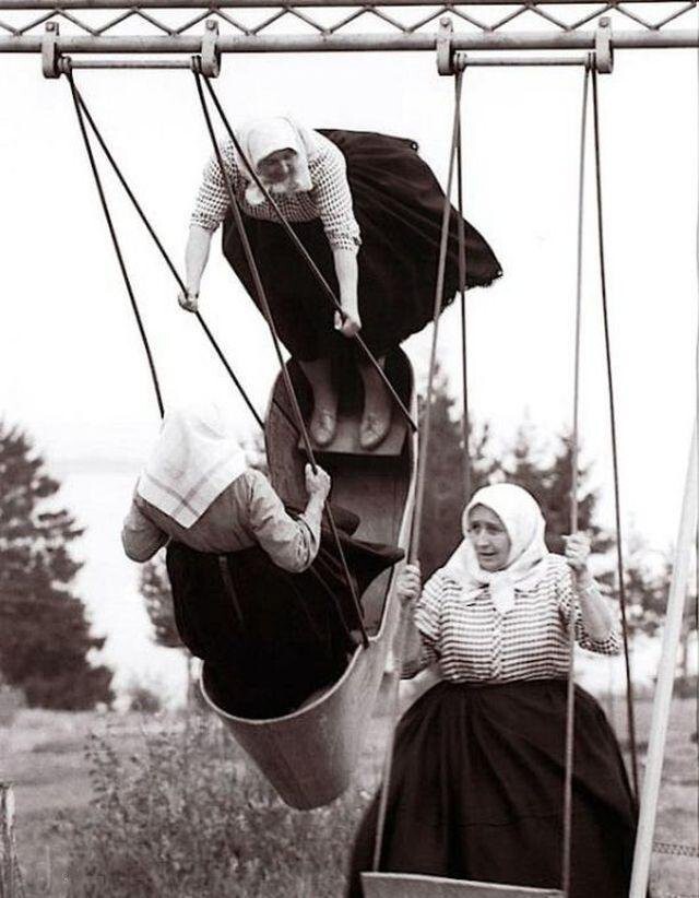 Бабушки развлекаются. СССР, 1966 год.