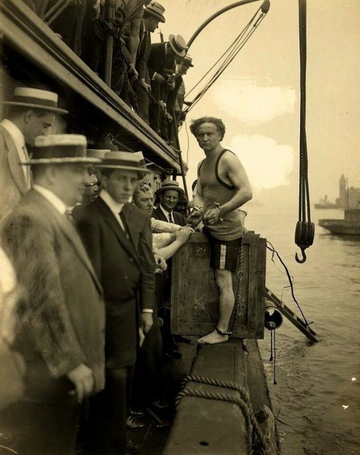 Гарри Гудини перед тем, как был запечатан в ящик и брошен в воду. Нью-Йорк, 1912 год
