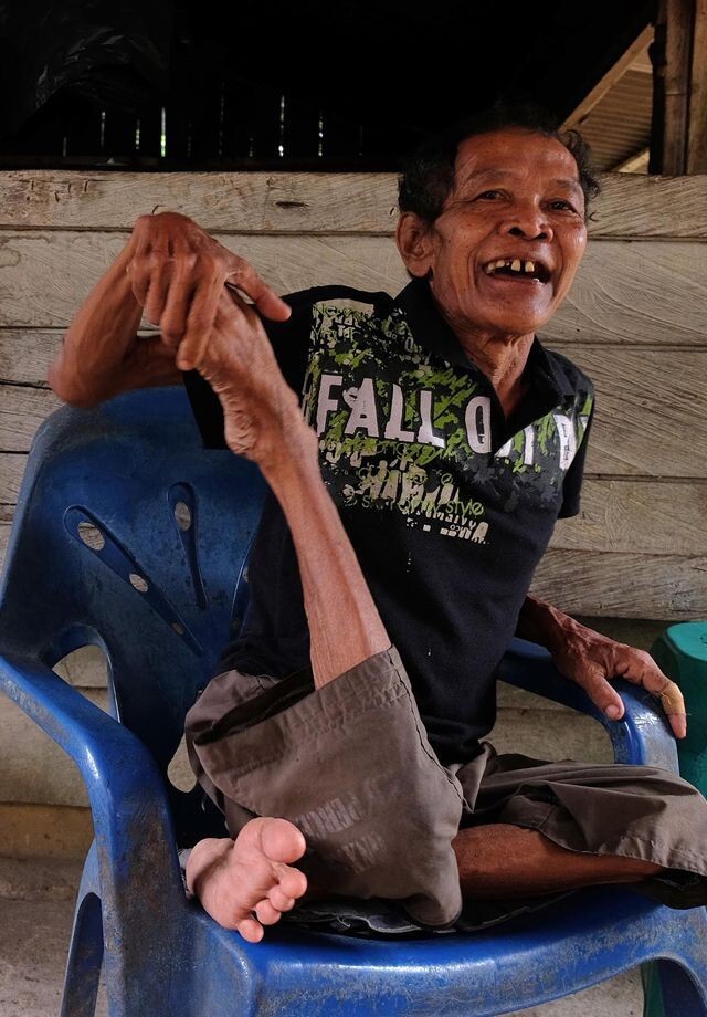 Дедушка с резиновыми ногами демонстрирует невероятную гибкость