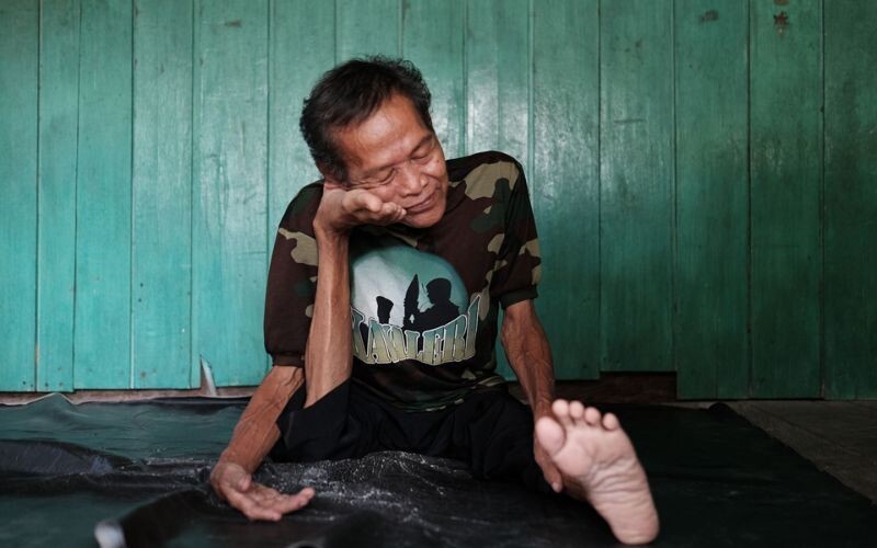Дедушка с резиновыми ногами демонстрирует невероятную гибкость