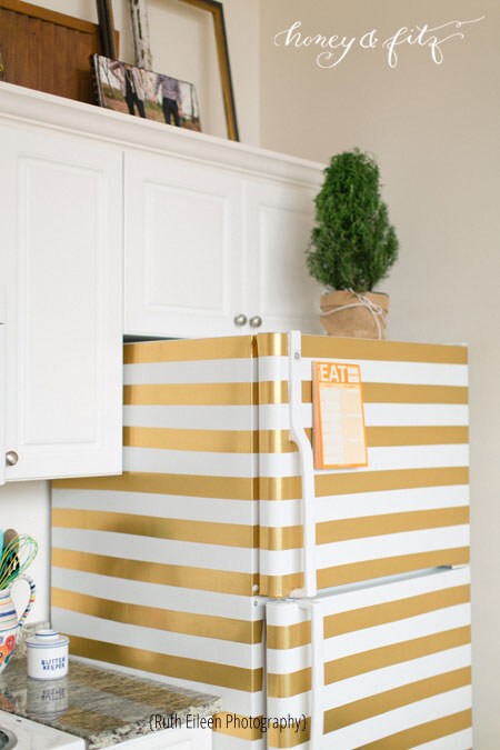 11. Попробуйте украсить холодильник золотой клейкой лентой – кухня станет ярче и интереснее. 
