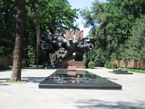 Мемориал в парке имени 28-и панфиловцев в г. Алмате.