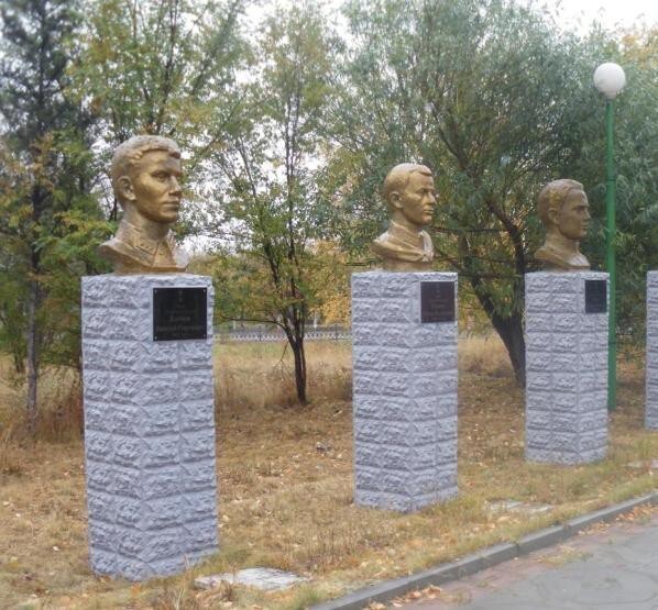 На мемориале г. Горняка установлены бюсты наших героев-панфиловцев.