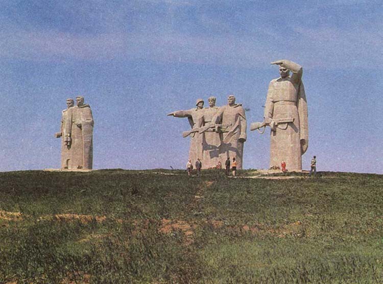 В открытом поле стоят воплощенные в монументальных гранитных формах шесть богатырей, олицетворяющих воинов шести национальностей, совместно проливших кровь за свободу и независимость Родины.  Один из шести - "Впередсмотрящий", двое других, крепко сжа