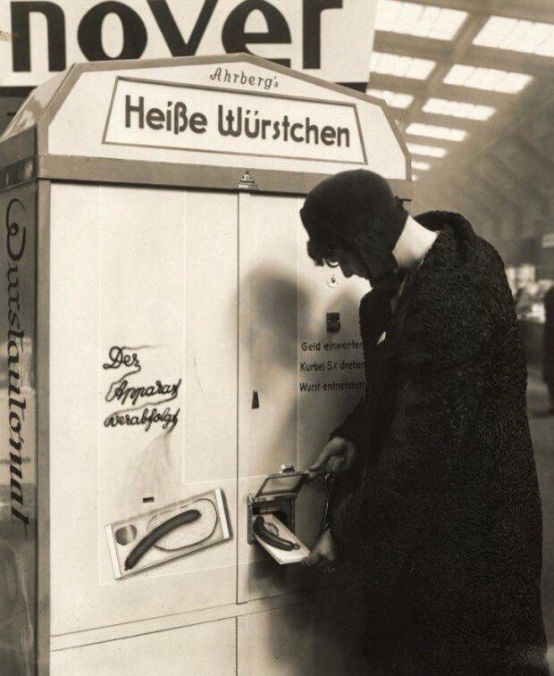 Девушка у автомата по продаже горячих сосисок, Германия, 1931 г.