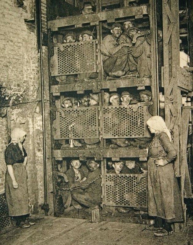 Переполненный лифт в конце рабочего дня на угольной шахте. Бельгия, 1900 г.