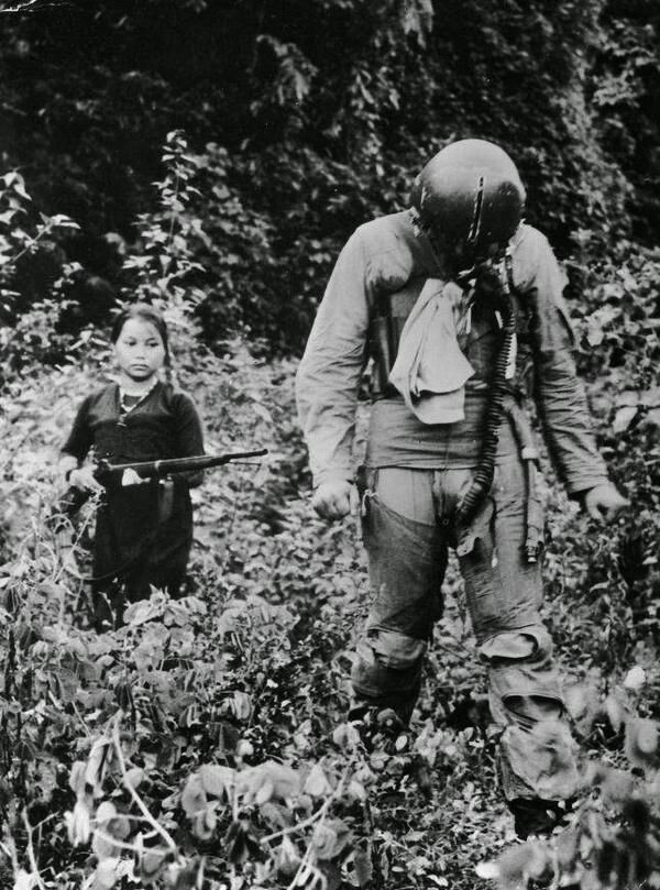 Лейтенант ВВС США в плену у юной вьетнамской девочки, 1967 г.