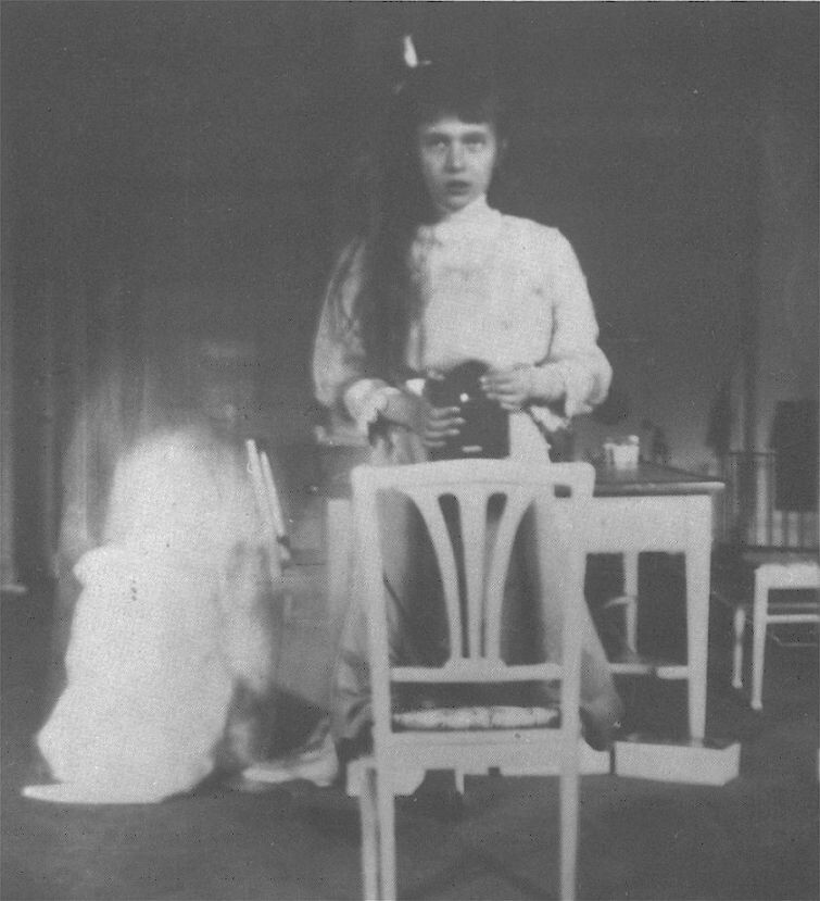 Анастасия Николаевна делает сэлфи. 1914 г.